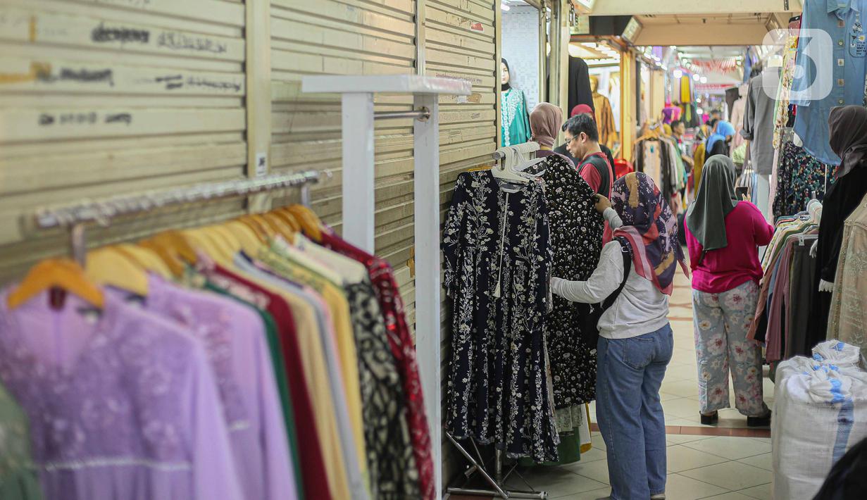 Saat berkeliling, terdengar penjual saling sahut-menyahut menawarkan barang dagangan mereka. (Liputan6.com/Faizal Fanani)