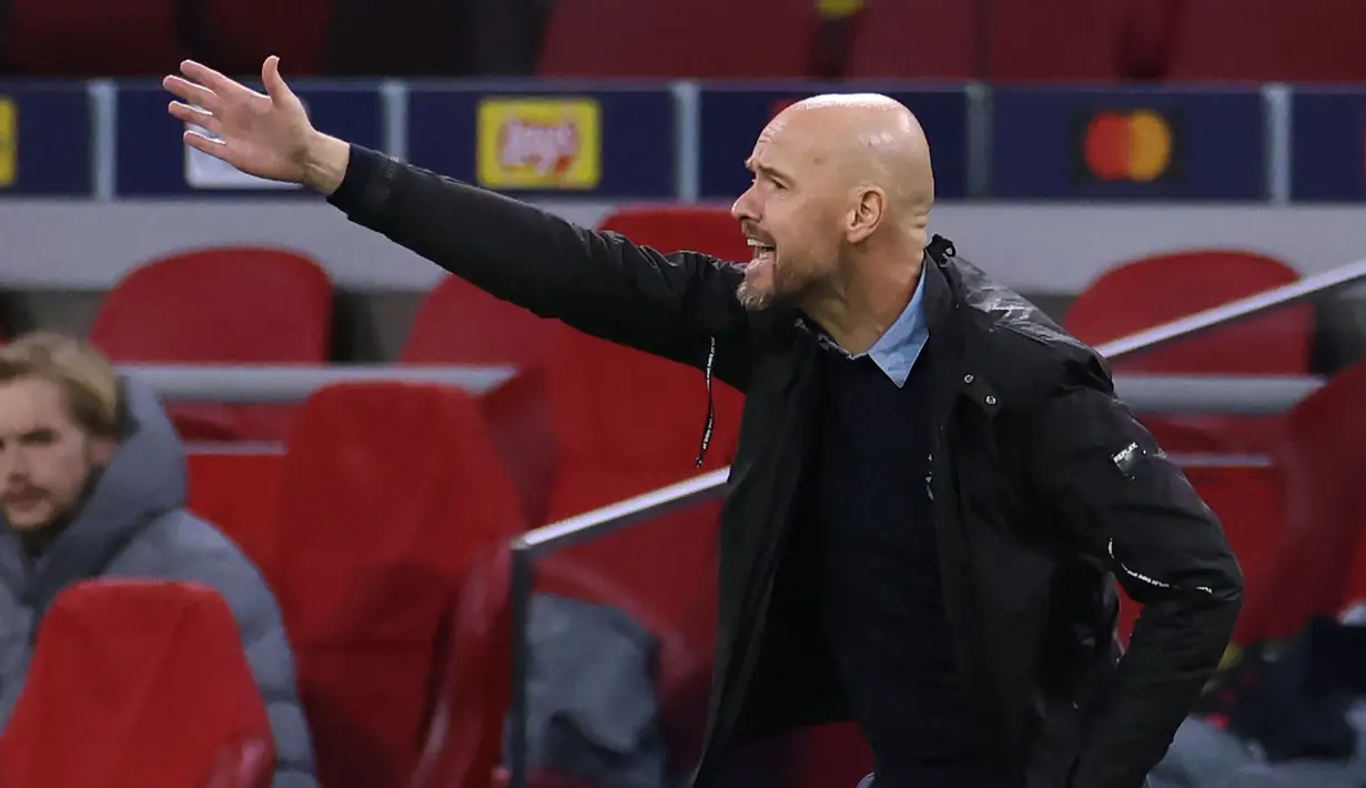 Pelatih Ajax Amsterdam Erik Ten Hag saat leg pertama Grup D Liga Champions melawan Liverpool di Johan Cruijff Arena pada 21 Oktober 2020. Erik ten Hag dilaporkan telah setuju menandatangani kontrak empat tahun setelah menjadi manajer Manchester United atau MU berikutnya. (Kenzo Tribouillard/AFP)