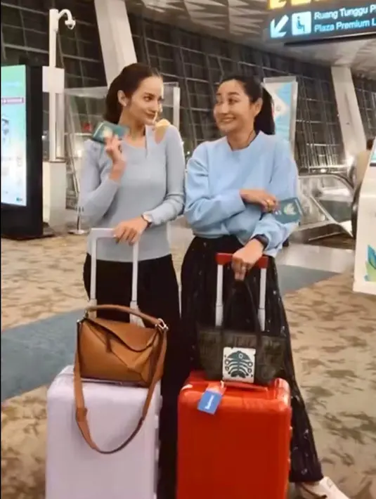 <p>Sebelum bertolak ke luar negeri, Enzy dan Hesti pamer kekompakan mereka di bandara mengenakan atasan warna biru muda yang dipadu celana hitam.</p>