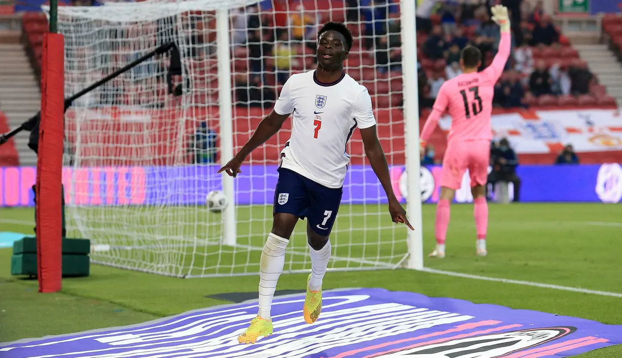 Bukayo Saka menjadi pemain kedua termuda yang menjadi starting eleven The Three Lions. Dirinya berumur 19 tahun dan 290 hari, kalah satu tahun 11 hari dari Chamberlain saat menjadi starter pada Euro 2012. (Foto: AFP/Pool/Lindsey Parnaby)