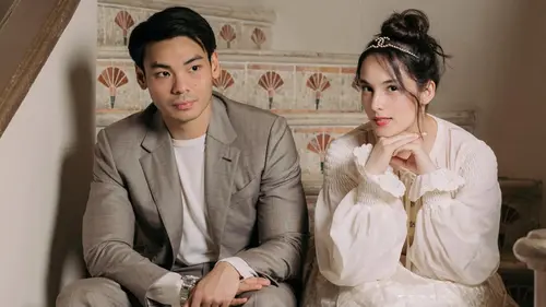 Chelsea Islan tampil dengan gaya old money saat foto anniversary. [@chelseaislan]