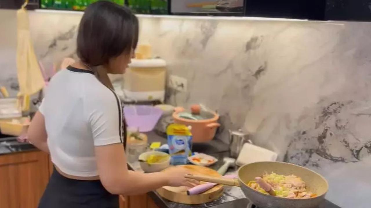 Potret Dapur Happy Asmara Bergaya Modern dengan Granit Nuansa Abu-abu, Sentuhan Kayu Hadirkan Kesan Homey