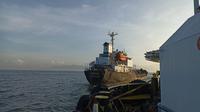 Kapal MT Kristin terbakar di perairan barat Lombok, pada Minggu 26 Maret 2023 sore. Kapal MT Kristin merupakan kapal milik PT Hanlyn Jaya Mandiri, yang disewa oleh PT Pertamina International Shipping (PIS) untuk mengangkut muatan BBM Pertalite. (Dok PIS)