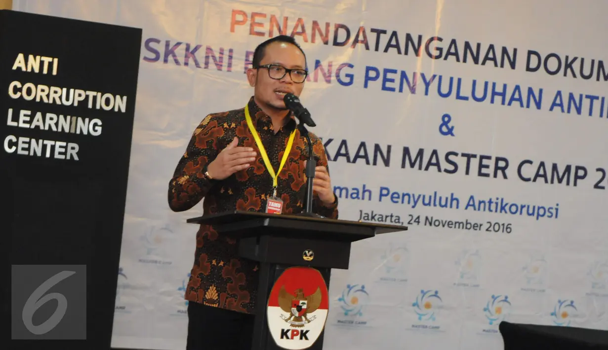 Menteri Ketenagakerjaan Hanif Dhakirimemberikan sambutan usai penandatanganan Standar Kompetensi Kerja Nasional Indonesia (SKKNI) bidang penyuluhan antikorupsi di Gedung KPK, Jakarta, Kamis (24/11). (Liputan6.com/Helmi Afandi)