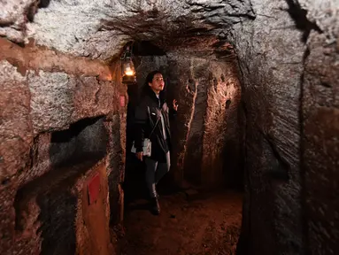 Seorang pemandu wisata menyusuri Terowongan Vinh Moc di Distrik Vinh Moc , Quang Tri, Vietnam, Kamis (18/1). Terowongan Vinh Moc merupakan lorong bawah tanah yang dibangun semasa perang Vietnam. (AFP PHOTO/HOANG DINH NAM)