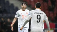 Pemain Bayern Munchen Javi Martinez (kiri) saat rekan setimnya Robert Lewandowski (kanan) mencetak gol ke gawang RB Salzburg pada pertandingan Grup A Liga Champions di Salzburg, Austria, Selasa (3/11/2020). Bayern Munchen menang 6-2. (AP Photo/Andreas Schaad)
