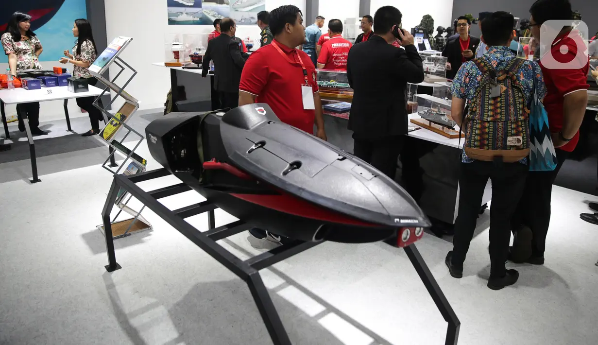 Pengunjung melihat-lihat produk pada pameran Alat Utama Sistem Persenjataan (Alutsista) TNI di halaman Kementerian Pertahanan, Jakarta, Selasa (3/12/2019). Pameran untuk meningkatkan Alutsista TNI agar  modernisasi, baik angkatan laut, udara, maupun angkatan darat. (Liputan6.com/Faizal Fanani)