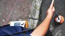 Petugas PLN Unit Deteksi Kabel sedang melakukan tugasnya memeriksa kabel bawah tanah. Pengecekan dilakukan untuk memastikan tidak ada sabotase oleh pihak yang tidak bertanggungjawab(Liputan6.com.Faizal Fanani)