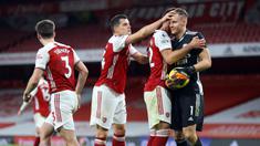 Para pemain Arsenal merayakan keberhasilan kiper Bernd Leno usai menggagalkan eksekusi penalti gelandang Chelsea, Jorginho, dalam laga lanjutan Liga Inggris 2020/21 pekan ke-15 di Emirates Stadium, London, Sabtu (26/12/2020). Arsenal menang 3-1 atas Chelsea. (AFP/Julian Finney/Pool)