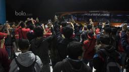 Suporter menyambut bus pemain Timnas Indonesia saat tiba di Stadion Maguwoharjo, Sleman, Selasa (13/6/2017). (Bola.com/Vitalis Yogi Trisna)