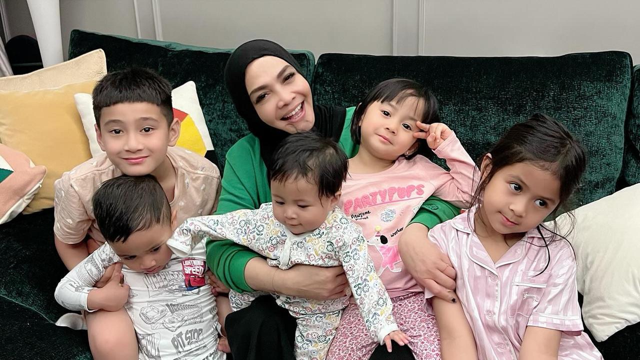 7 Potret Rieta Amilia Bareng Kelima Cucunya, Netizen Salfok Rafathar Jahil ke Rayanza