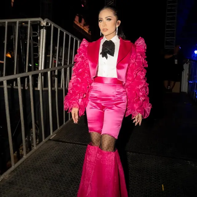 Gebrak Java Jazz Festival, Krisdayanti Tampil Enerjik dengan Busana Retro Bernuansa Fuschia