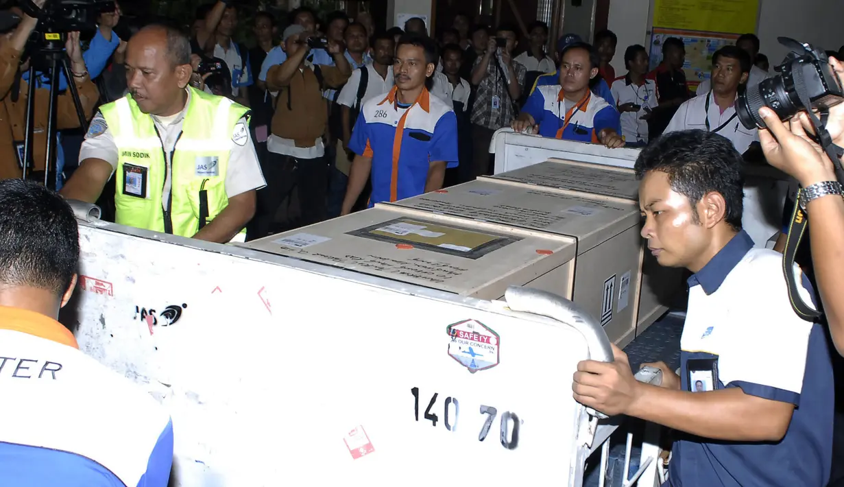 Jenazah Sumarti Ningsih dan Seneng Mujiasih, korban pembunuhan di Hong Kong tiba di Bandara Internasional Soekarno-Hatta, Tangerang, Selasa (11/11/2014). (ANTARA FOTO/Idhad Zakaria)