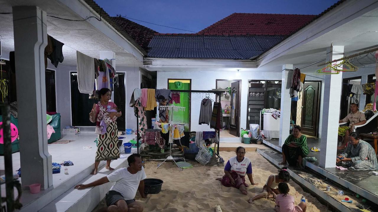 FOTO: Tidur di Atas Pasir,  Tradisi Aneh tapi Nyata dari Ujung Timur Madura