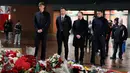 (kanan ke kiri) Pemain Real Madrid, Trent Alexander Arnold bersama kepala hubungan masyarakat Real Madrid Emilio Butragueno, pelatih Real Madrid Xabi Alonso, dan pemain Real Madrid Dean Huijsen memberikan penghormatan untuk mendiang Diogo Jota di Anfield, Liverpool, Inggris, Senin, (03/11/2025) waktu setempat, menjelang pertandingan antara Liverpool melawan Real Madrid di Liga Champions. (AP Photo/PA/Peter Byrne)