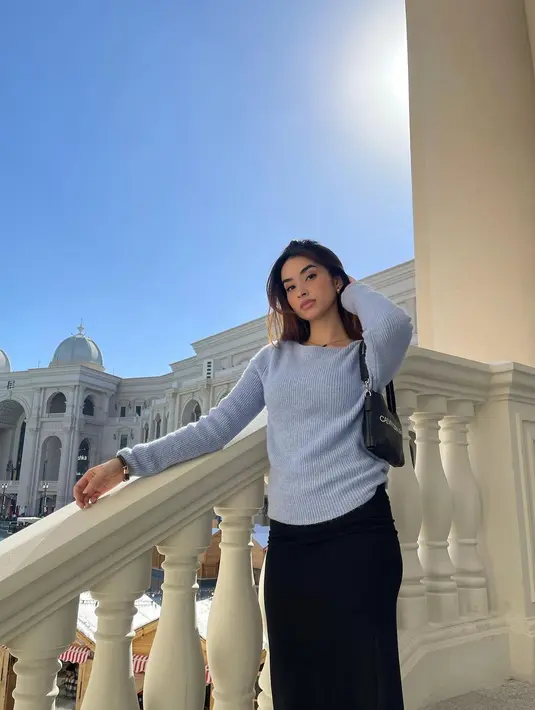 <p>Kekasih Marselino Ferdinan, Nadia Raysa tampil elegan saat berpose di Place Vend&ocirc;me. Ia mengenakan knit sweater warna sky blue yang dipadukan pencil skirt warna hitam. [@nadiaraysa]</p>