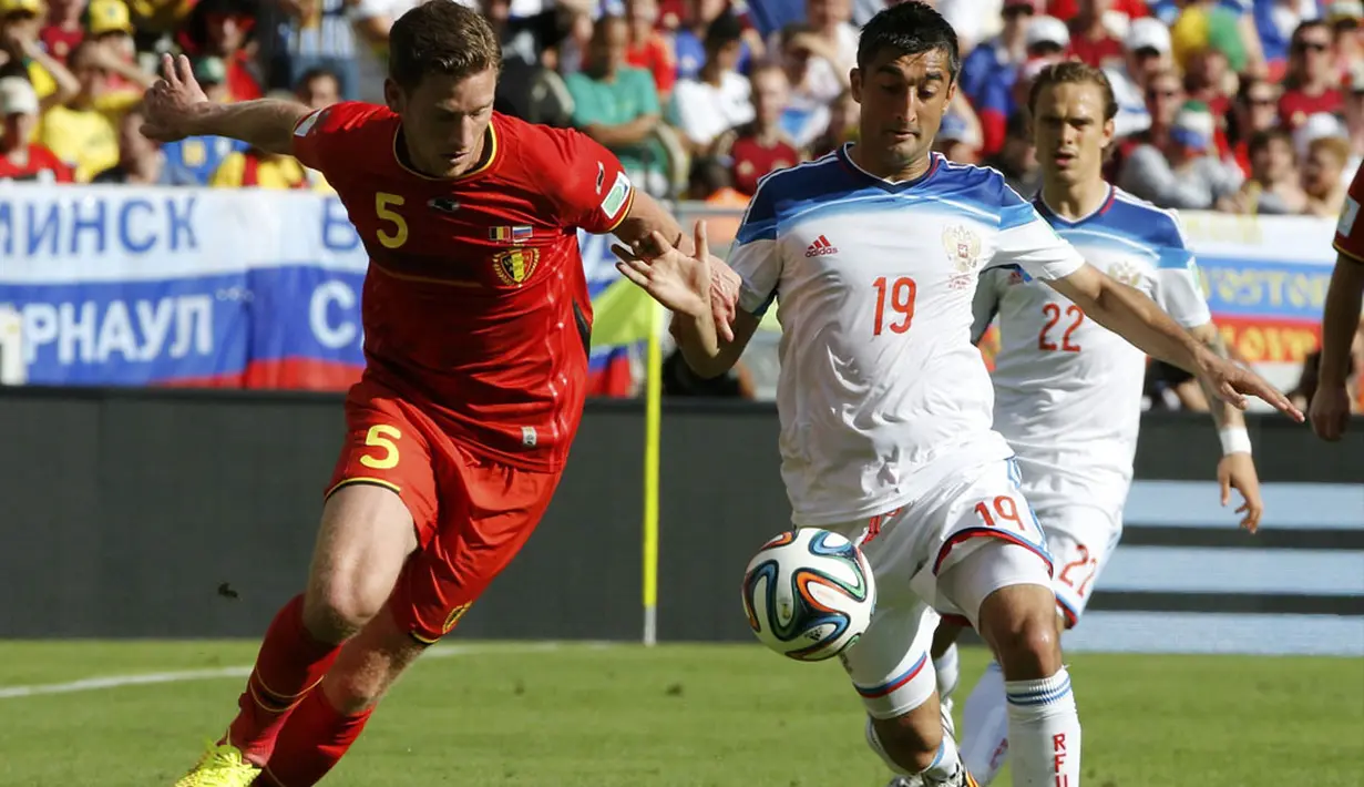 Jan Vertonghen (Belgia - kiri) bertarung memperebutkan bola dengan penyerang Rusia, Alexander Samedov, saat berlaga di babak penyisihan Piala Dunia Grup H di Stadion Maracana, Rio de Janeiro, Brasil, (22/6/2014). (REUTERS/Alessandro Garofalo)