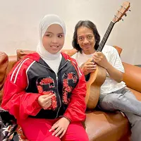 Putri Ariani dan Dewa Budjana. (Instagram/ arianinismaputri)