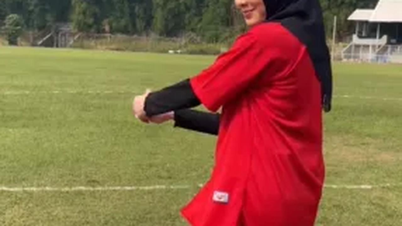 Haviza Devi pemeran Naima tampil berhijab dengan baju baseball berwarna merah.&nbsp;&nbsp;