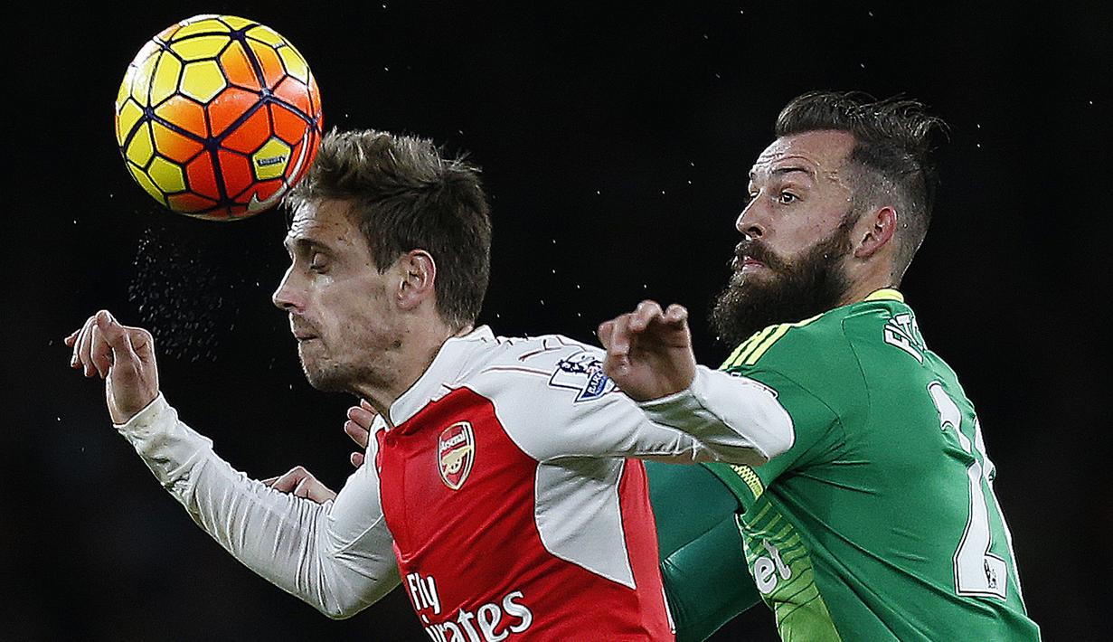 Pemain Arsenal, Nacho Monreal (kiri) berebut bola dengan pemain Sunderland, Steven Fletcher pada lanjutan Liga  Premier Inggris di Stadion Emirates, London, Sabtu (5/12/2015). (AFP Photo/Ian Kington) 
