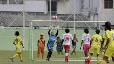 Pemain tim Persijap saat melawan tim putri BMIFA di lapangan VIJ, Petojo, Jakarta, Sabtu (16/2). Acara ini rangkaian dari Festival 125 Tahun MH Thamrin. (Bola.com/Yoppy Renato)