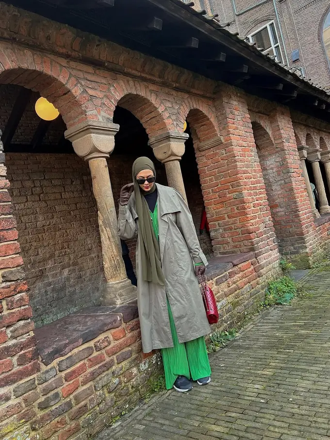 Gaya Paula Verhoeven Tampil Playful dengan Layering Saat Liburan di Belanda