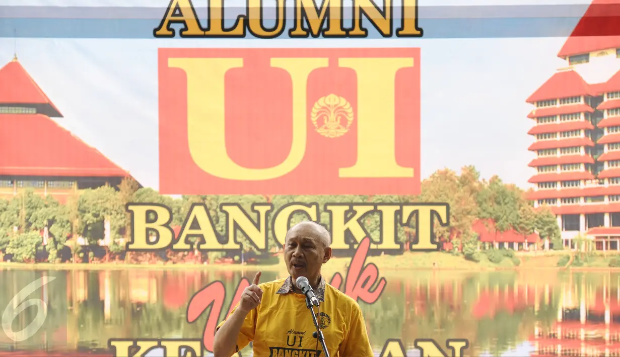 Tokoh Alumni UI, Harun Kamil berorasi jelang pembacaan Deklarasi Bangkit untuk Keadilan di Kampus UI, Depok, Jumat (27/1). Aktivis Alumni UI menyuarakan keprihatinan terhadap kondisi Indonesia saat ini. (Liputan6.com/Helmi Fithriansyah)