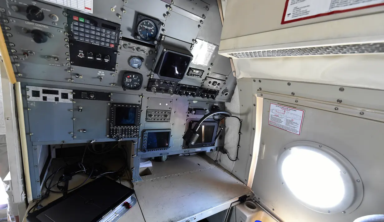 Ruang pengawasan pesawat Kirmet milik NOAA di Coast Guard Air Station, Bandara Opa Locka, Miami, AS (12/5). Pesawat ini juga mendukung penelitian mengenai liputan es Arktik, studi kimia udara, dan suhu air laut. (AFP Photo/Rhona Wise)