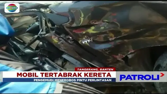 Akibat tak mengindahkan peringatan, sebuah mobil tertabrak kereta jurusan Jakarta - Tangerang di daerah Batu Ceper, Tangerang, lantaran menerobos palang pintu manual.
