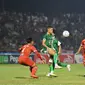PSMS dan Semen Padang berbagi poin setelah bermain imbang 2-2 pada lanjutan Pegadaian Liga 2 di Stadion Teladang, Medan, Senin (9/10/2023). (Bola.com/Nandang Permana)
