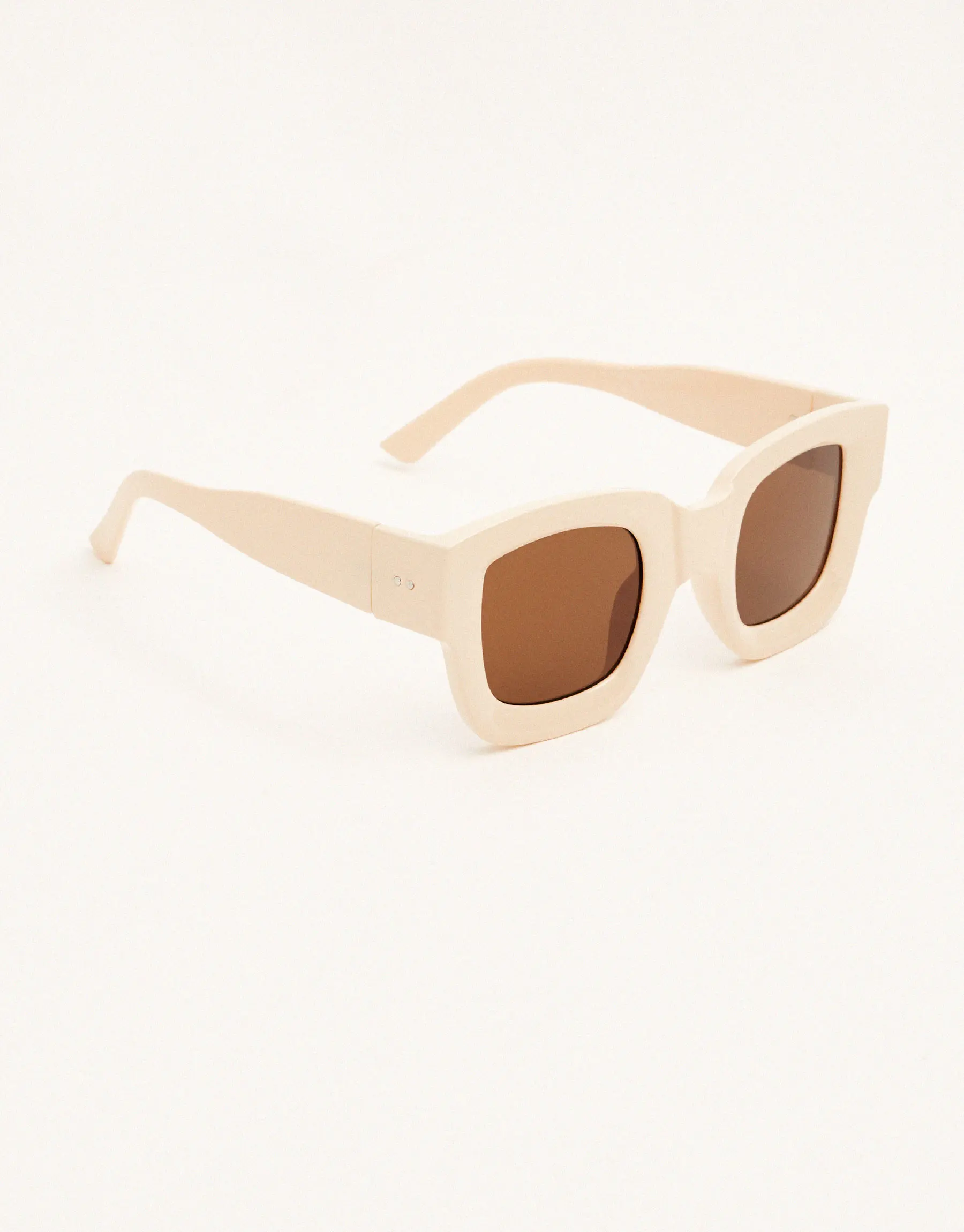 Square cream sunglasses. Pull&Bear