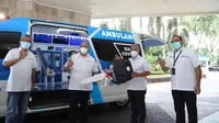 Simbolis penyerahan bantuan mobil Ambulance Siaga Covid19 oleh U Saefudin Noer (Dirut Pelindo 3) kepada Abdul Rofid Fanani (Dirut PHC).