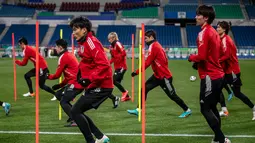 Para pemain Jepang melakukan pemanasan dalam sesi latihan di Stadion Saitama di Saitama (31/1/2022). Jepang akan bertanding melawan Arab Saudi Grup B putaran 3 Kualifikasi Piala Dunia 2022 Zona AFC. (AFP/Philip Fong)