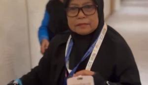 Jemaah haji Indonesia mengalungkan kartu nusuk saat tiba di Madinah. (dok. Media Center Haji)