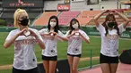 Pemandu sorak saat pembukaan pertandingan kompetisi baseball KBO League 2020 di Munhak Baseball Stadium, Incheon, Kamis (5/5/2020). Korea Selatan kembali gelar kompetisi baseball KBO League 2020 dengan sistem pertandingan tanpa penonton di tengah pandemi COVID-19. (AFP/Jung Yeon-je)