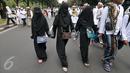 Sejumlah demonstran perempuan mengikuti aksi damai sambil berjalan kaki di Jalan Medan Merdeka Selatan, Jakarta, Jumat (4/11). Ratusan ribu massa aksi damai melakukan aksi menuntut penegakan hukum kasus dugaan penistaan agama. (Liputan6.com/Yoppy Renato)