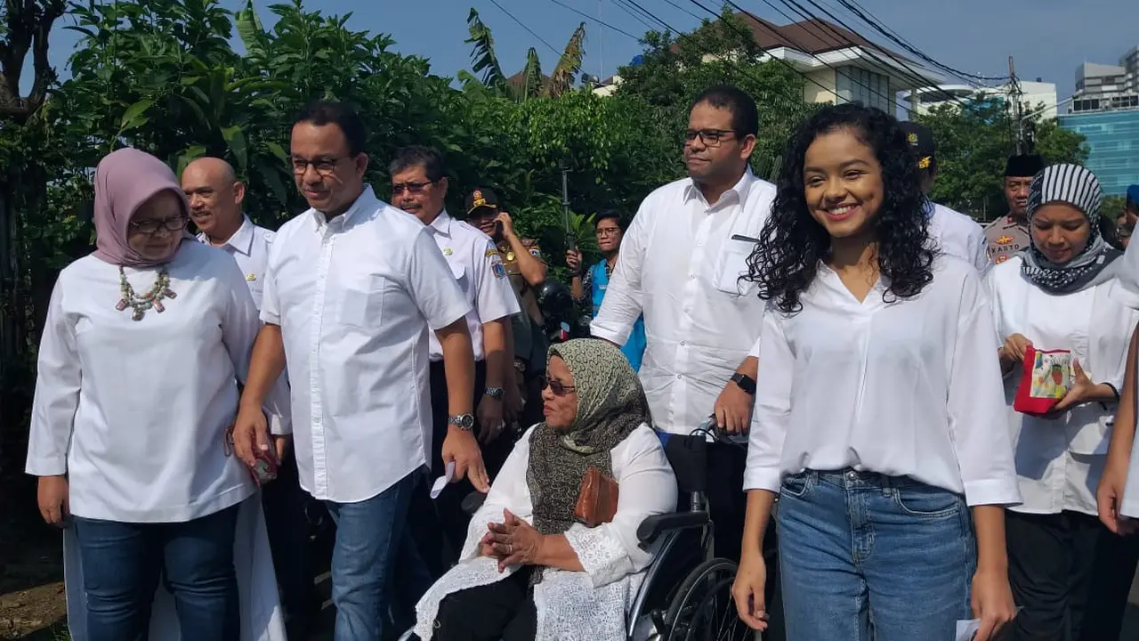 Anies Baswedan dan keluarga saat menuju TPS, Rabu (17/4/2019)