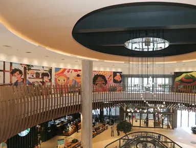 Interior pusat perbelanjaan di AEON MALL Tanjung Barat, Jakarta (20/05/2022). AEON Co.Ltd dan AEON MALL Co.Ltd resmi membuka jaringan pusat perbelanjaan keempatnya di Indonesia yang mengusung konsep “Find Happiness Beyond Your Future”. (Liputan6.com/Fery Pradolo)