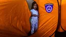 Seorang anak perempuan terlihat dalam pusat evakuasi di Quezon City, Filipina, 12 November 2020. Topan Vamco, topan dahsyat ketiga yang melanda Filipina dalam 11 hari terakhir, membawa angin kencang dan hujan deras yang memicu tanah longsor, longsor batu, serta bandang. (Xinhua/Rouelle Umali)