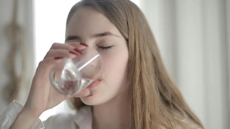 Minum Air Putih Setelah Bangun Tidur Memiliki Banyak Manfaat untuk Kesehatan, Kecantikan, dan Kebugaran (Sumber: Andrea Piacqudio/unsplash.com)