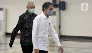 Presiden Joko Widodo atau Jokowi didampingi Gubernur Jawa Tengah Ganjar Pranowo berjalan bersama di Gedung Gradhika Bhakti Praja, Kompleks Kantor Gubernur Jawa Tengah, Semarang, Selasa (30/6/2020). Jokowi melakukan kunjungan kerja ke beberapa wilayah di Jawa Tengah. (Liputan6.com/Gholib)