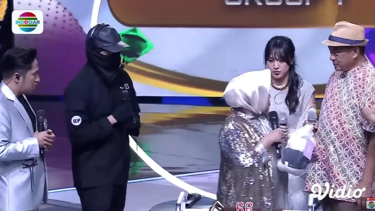 Irfan Hakim kemudian mencari kru yang dimaksud Hetty Koes Endang. Setelah diketahui ciri-cirinya, kru tersebut langsung dipanggil ke atas panggung.