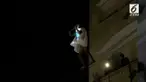 Proses penyelamatan pria yang kabur dari rumah sakit dengan melintasi kabel listrik berlangsung dramatis.
