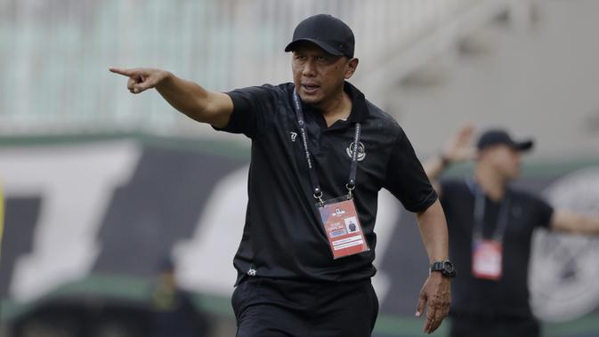 Pelatih Tira Persikabo, Rahmad Darmawan, memberikan arahan kepada pemainnya saat menghadapi Kalteng Putra pada laga Shopee Liga 1 di Stadion Pakansari, Bogor, Jumat (26/7). Tira Persikabo menang 5-2 atas Kalteng. (Bola.com/Yoppy Renato)