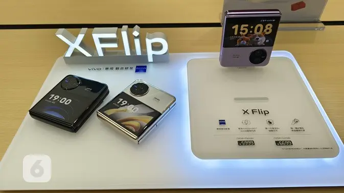 <p>Tampilan Vivo X Flip yang ada di toko resmi Vivo di Tiongkok. (Liputan6.com/Agustinus M. Damar)</p>