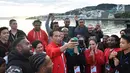 Presiden Joko Widodo bersama Ibu Negara Iriana Joko Widodo berselfie dengan 29 pelajar dan mahasiswa Indonesia di Waterfront Wellington, Selandia Baru (19/3).  (Liputan6.com/Pool/Biro Pers Setpres)
