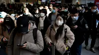 Sejumlah penumpang mengantre di stasiun kereta api Beijing Barat di Beijing, Kamis (27/1/2022). Tahun Baru Imlek 2022 yang jatuh pada 1 Februari mendatang akan jadi tahun shio macan. (AFP/Noel Celis)
