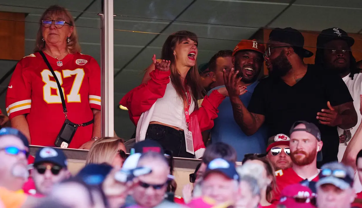 Penyanyi Amerika Serikat, Taylor Swift bercengkrama dengan rekan-rekannya saat menonton laga National Football League (NFL) antara Kansas City Chiefs melawan Chicago Bears di Arrowhead Stadium, Kansas, Misouri, Amerika Serikat pada Minggu (24/09/2023) waktu setempat. (AFP/Getty Images/Jason Hanna)