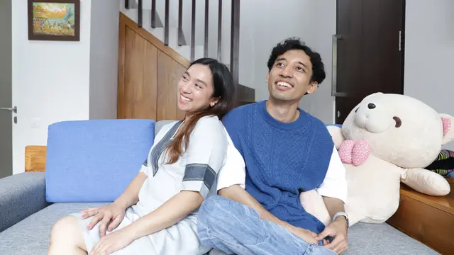 couple januari pasangan tersenyum