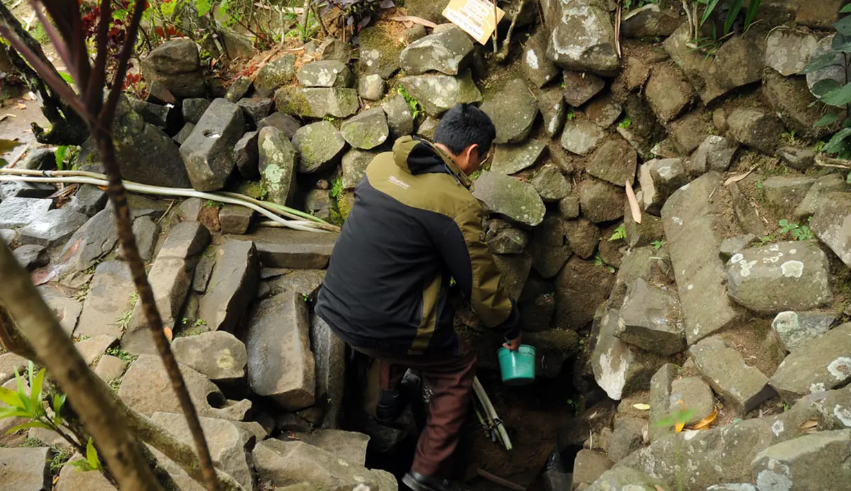 Mata air Cikahuripan yang ada di kaki Gunung Padang diyakini memiliki air yang stabil dan tidak surut meski musim kemarau sekalipun, Cianjur, Jawa Barat, (20/9/2014). (Liputan6.com/Helmi Fithriansyah)